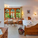 Hotel Landhotel Gut Wildberg Mit Badeteich Und Grossem Garten Meißen