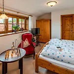 Landhotel Gut Wildberg Mit Badeteich Und Grossem Garten Hotel 3*