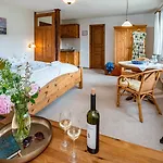 Hotel Landhotel Gut Wildberg Mit Badeteich Und Grossem Garten 3*