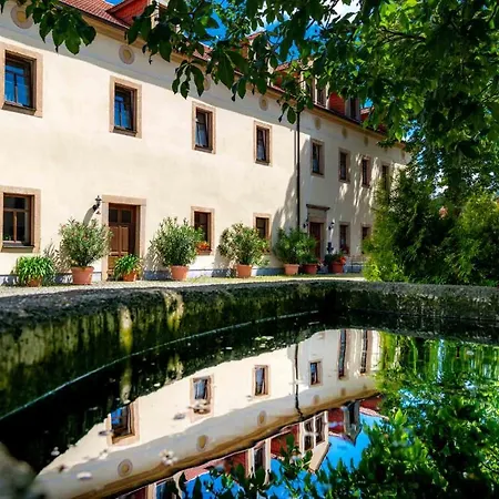 Gut Wildberg Mit Badeteich Und Grossem Garten Hotell